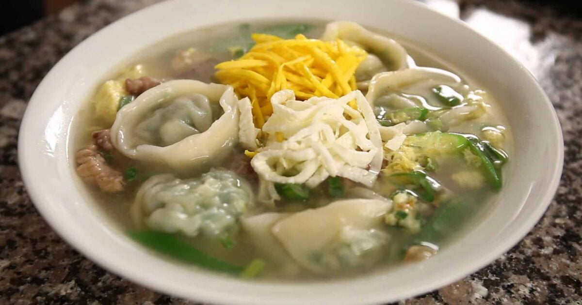 Dumpling soup (Mandu-guk: 만두국) recipe by Maangchi